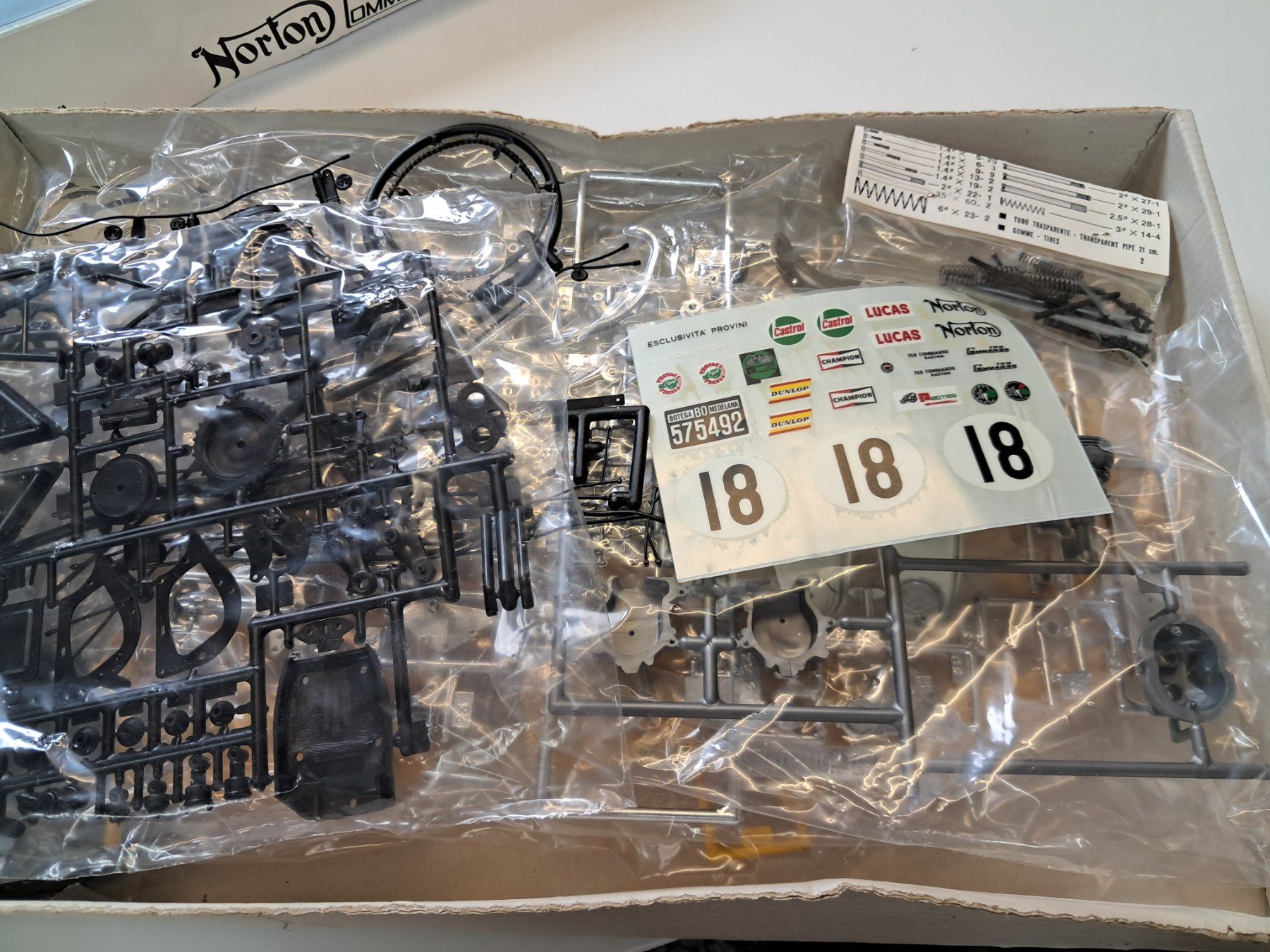 Kit di modellismo & Modellini statici: RARE KIT PROTAR 1/9 Moto Norton Commando 750 – Nuovo (secondo la descrizione) da Allschwil venduto da TMD-Models77 4