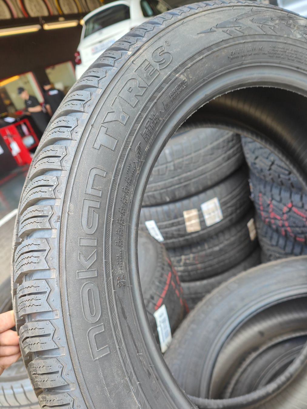Nokian Pneumatici & Ruote complete: Winterreifen 235/55 R20 – Usato da Oberengstringen venduto da Reifen-Lagerverkauf 1