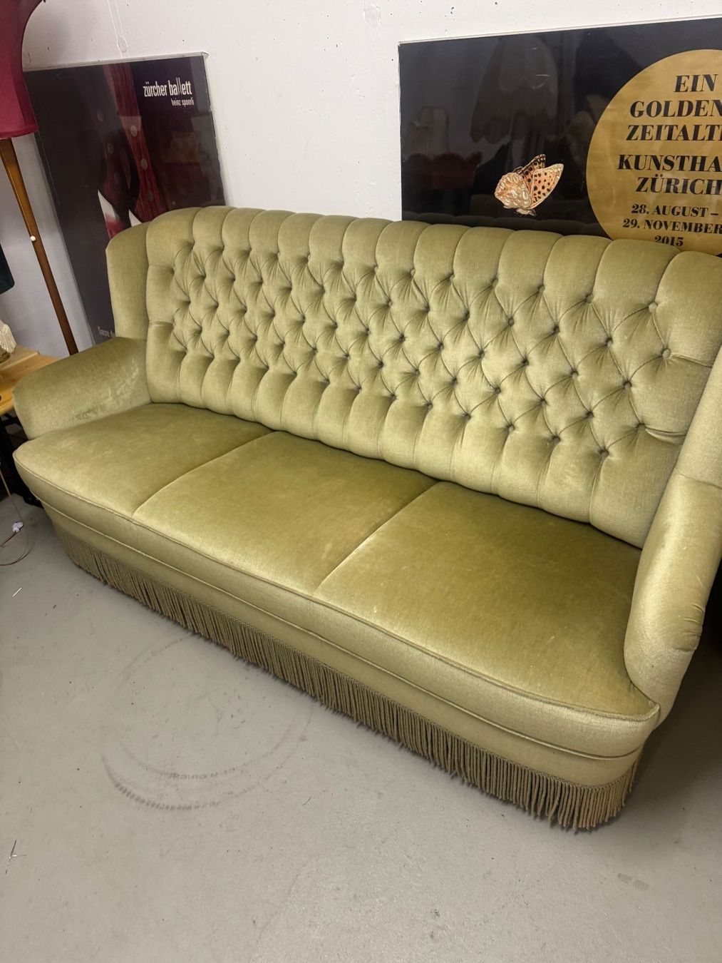 Divani: Vintage Samtsofa mit Knopfheftung und Fransen – Usato da Zürich venduto da diesunddasvintage 3