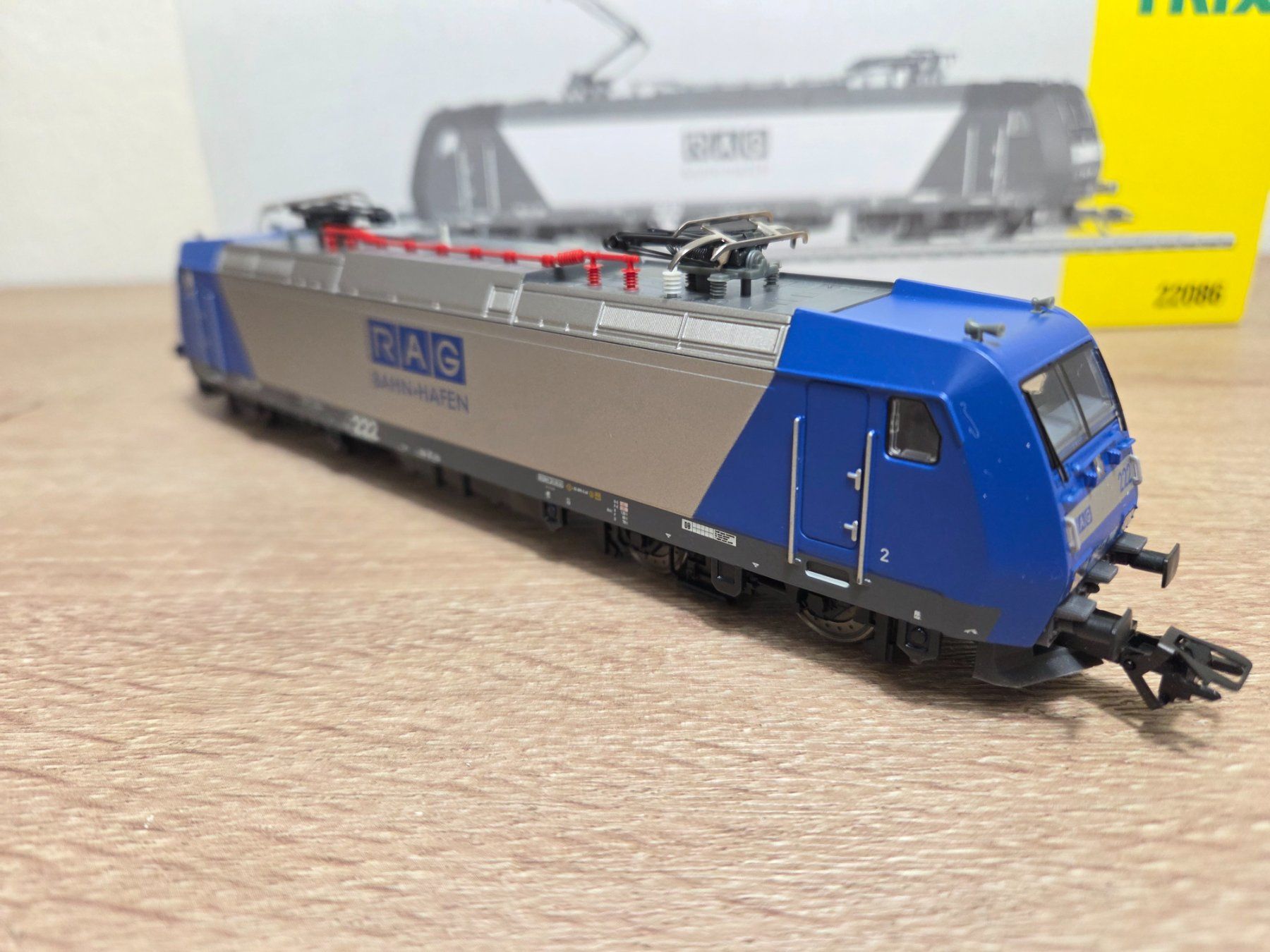 Trix Modellini di ferrovie: Trix 22086 E-Lok BR 185 RAG Digital H0 – Usato da St-Aubin-Sauges venduto da Lo_Go 3
