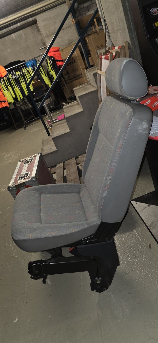 VW Tutti pezzi di ricambio auto: VW T5 Einzelsitz Klapbar  – Usato da Goldau venduto da antch 1