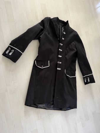 Schwarzer Mantel mit Silberverzierungen