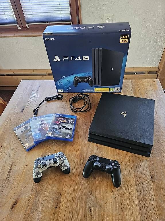 Sony Consoles: Sony PS4 Pro mit 2 Controllern und Games – D'occasion à Bichwil par steigermichel