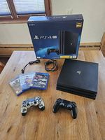 Sony PS4 Pro mit 2 Controllern und Games