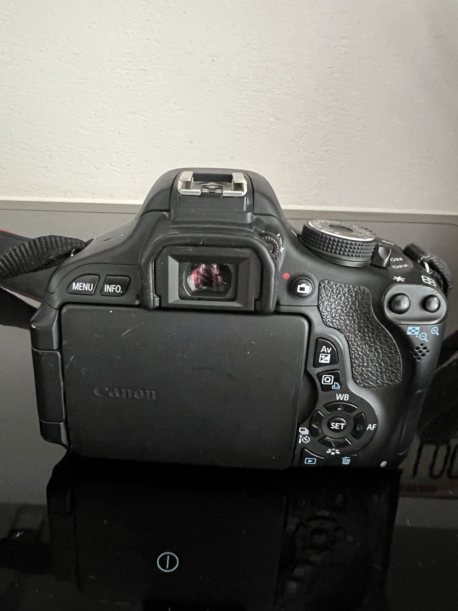 Canon Fotocamera: Spiegelreflexkamera Canon EOS 600D mit 18-55mm Objektiv – Usato da Ennetbürgen venduto da nat_8vld 1