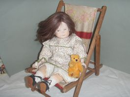 Porzellanpuppe mit Teddybärli