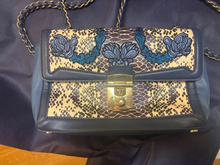 Borsa blu con ricamo floreale e catena dorata, usata