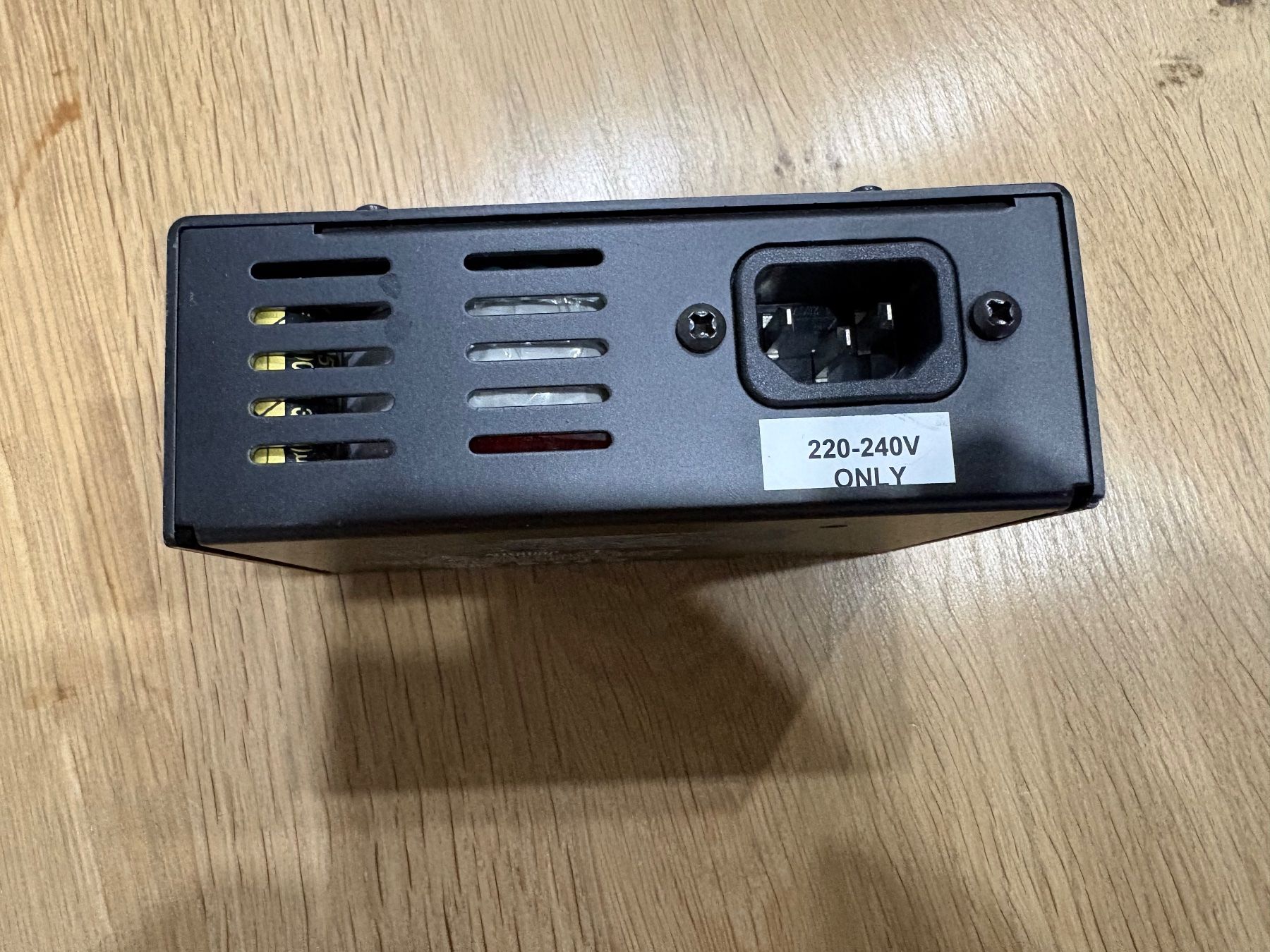 Strumenti musicali: Voodoo Lab Pedal Power Digital Netzteil – Difettoso da Lausen venduto da sen_jm7c 4