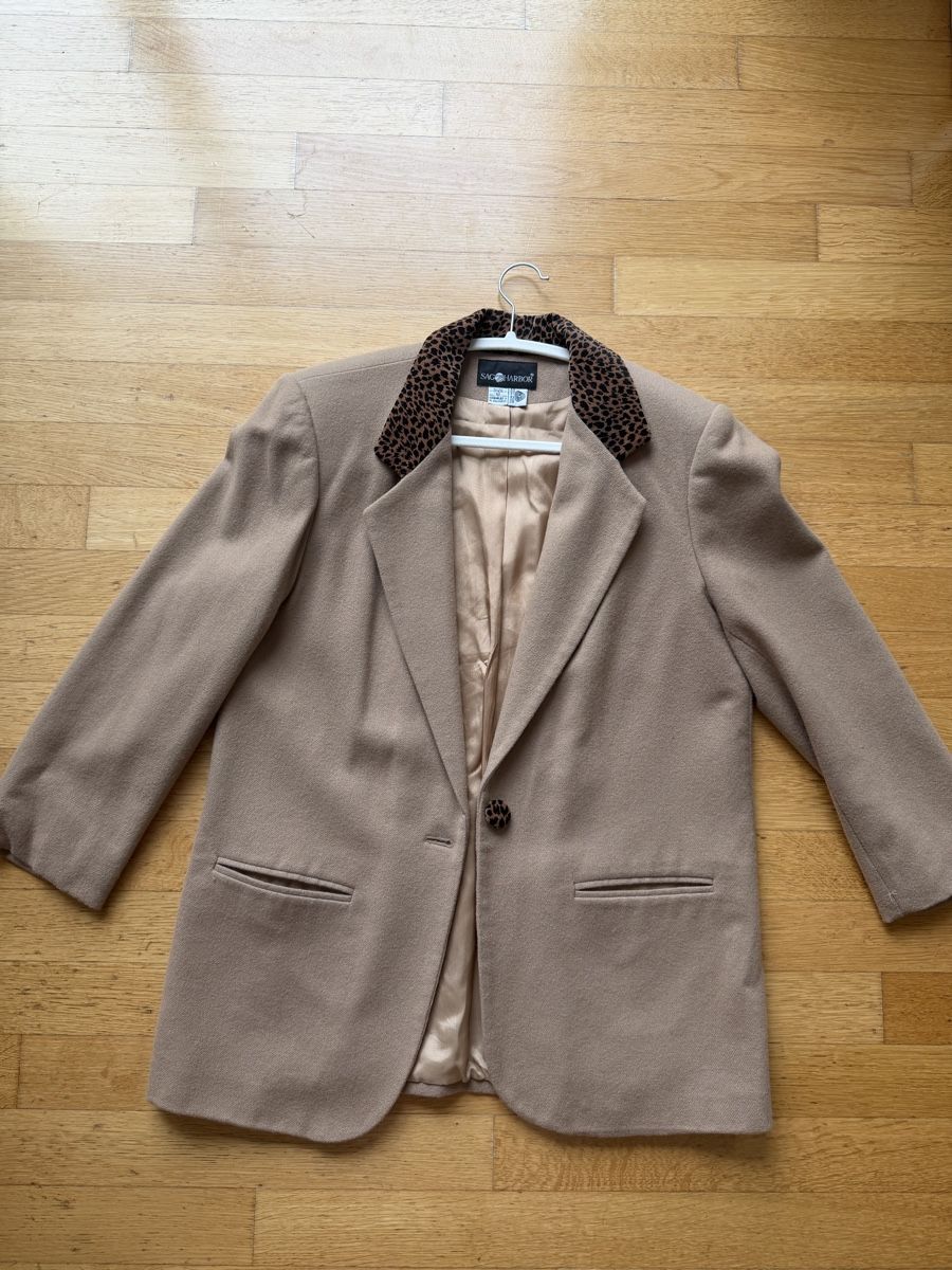 Giacche: Vintage Wool Blend Blazer, Leopard Collar, Size 14, Tan – Usato da Zürich venduto da Pandainlondon