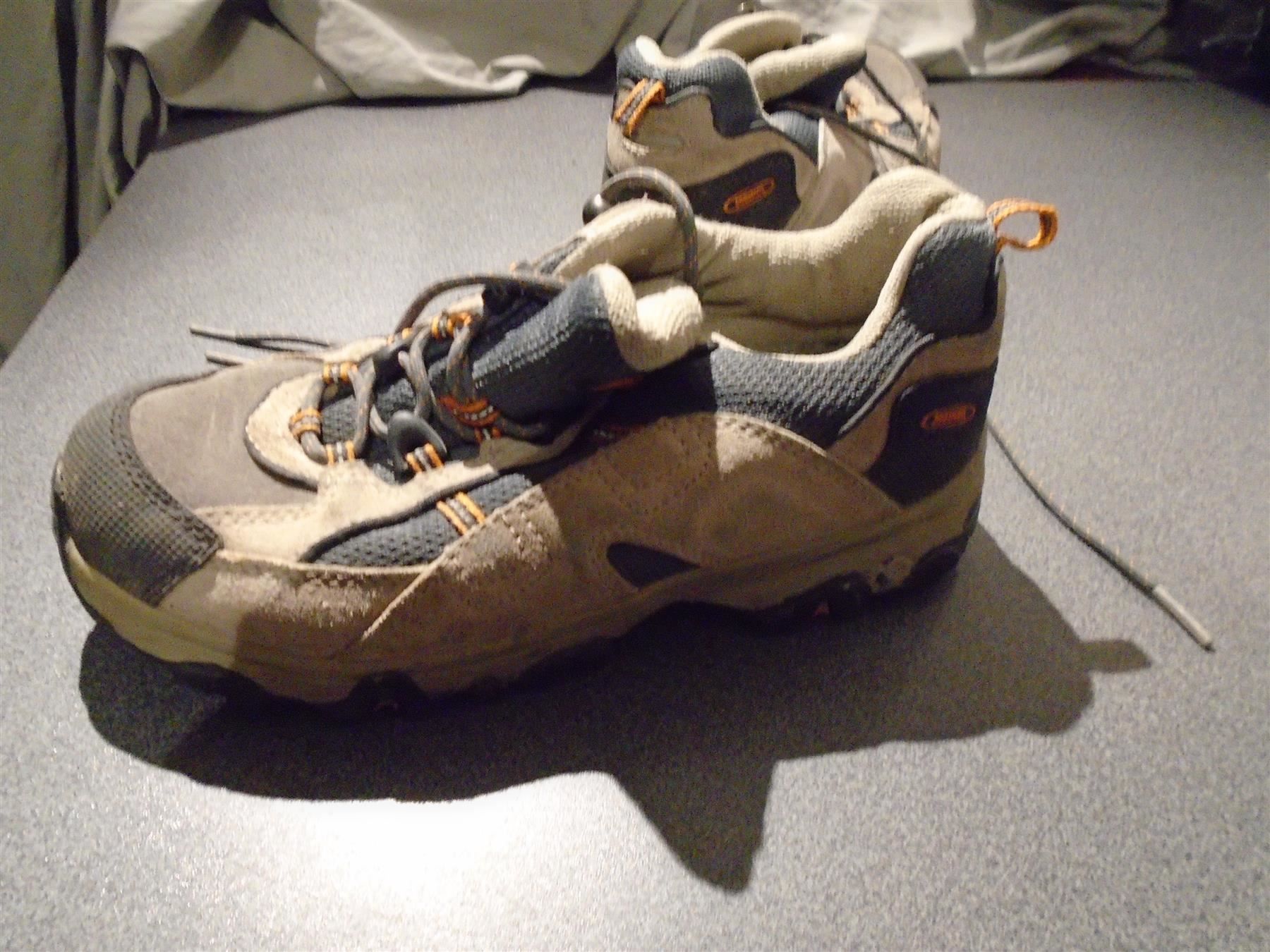 Meindl Scarpe per ragazzi: Wanderschuh Grösse 35, Meindl, grau Tön – Usato da Zürich venduto da abraxas1291 1