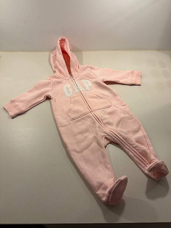 Pagliaccetti: Strampler Baby GAP rosa neu – Usato da Felsberg venduto da Riggel