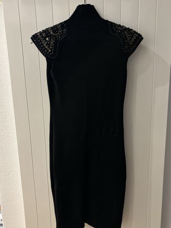 Schickes, schwarzes MANGO Suits Kleid mit Schmucksteinen, S