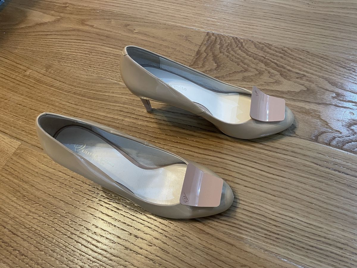 Scarpe da donna: Beige Lackleder Pumps Venilla Suite – Nuovo (secondo la descrizione) da Männedorf venduto da primavera22 1