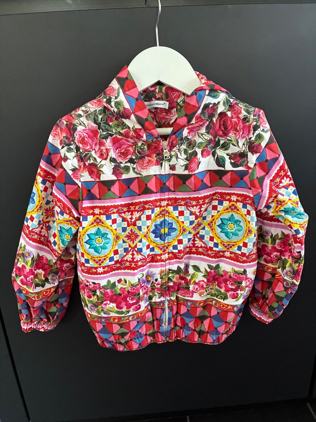 Dolce & Gabbana Vestes & Manteaux: Mädchenjacke Dolce & Gabbana Blumenmuster Grösse 104 – D'occasion à Romanshorn par Erich270