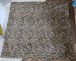Flauschige Kuscheldecke mit Zebramuster (180 x 160 cm)