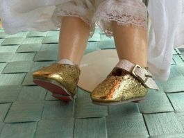 1 Paar Puppenschuhe, kleine Puppenfüsse,  goldig, 4 cm