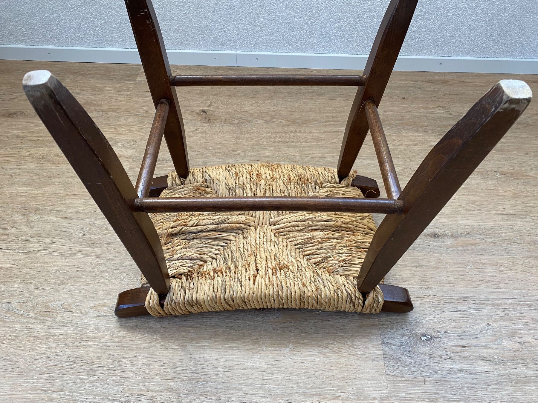 Chaises: Holzstuhl mit Bast-Sitzfläche rustikal vintage – D'occasion à Appenzell Meistersrüte par zongabolla 4