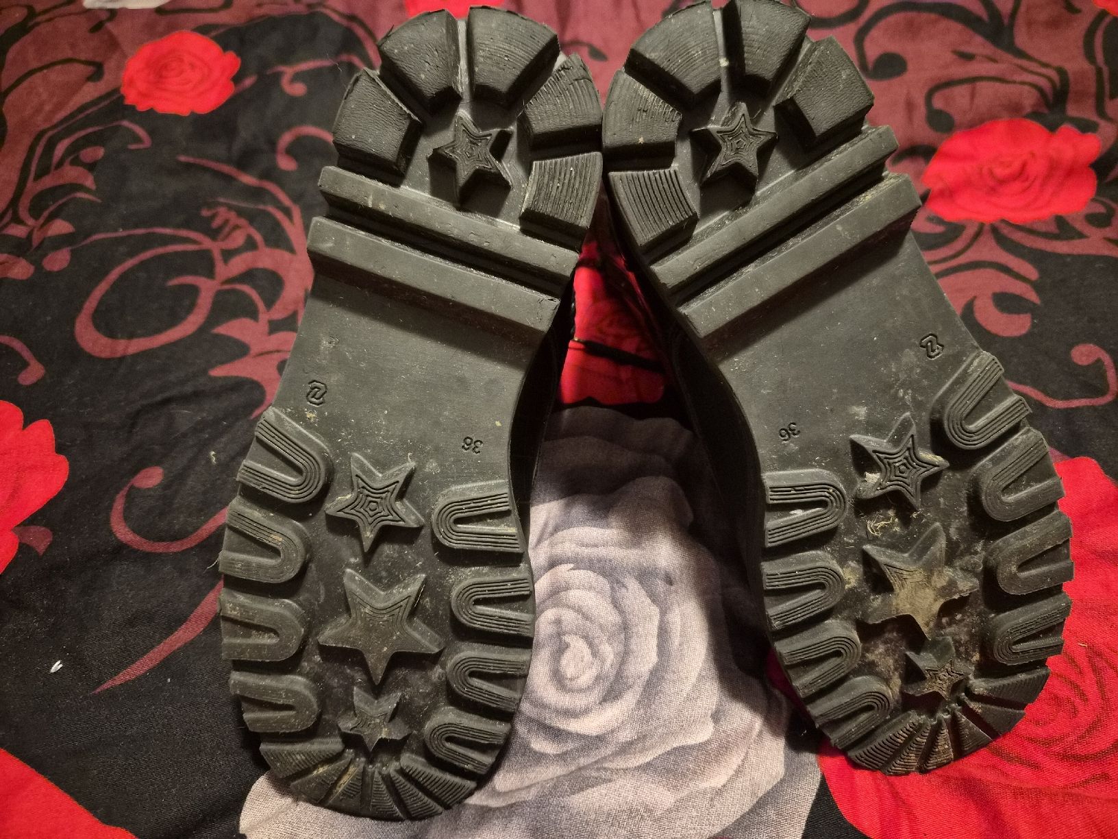 Scarpe da donna: Schwarze Winterboots im Kroko-Look, Grösse 36 – Usato da Dietikon venduto da Eleda 2