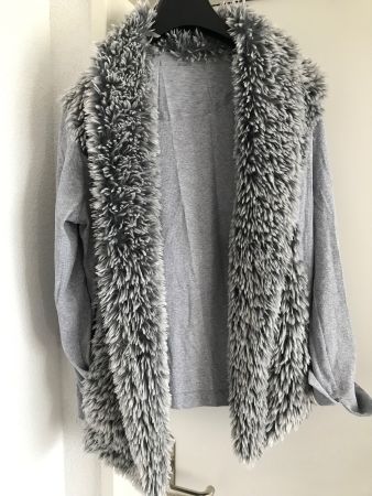 Graue Strickjacke mit Pelzkragen, Gr. 6 / 42