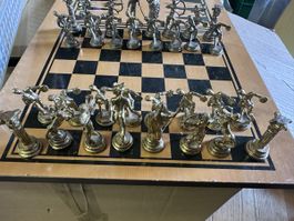 Schachspiel Figuren mit Brett Metall antike Stil
