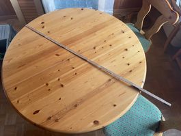 Runder Holztisch mit 2 Stühlen