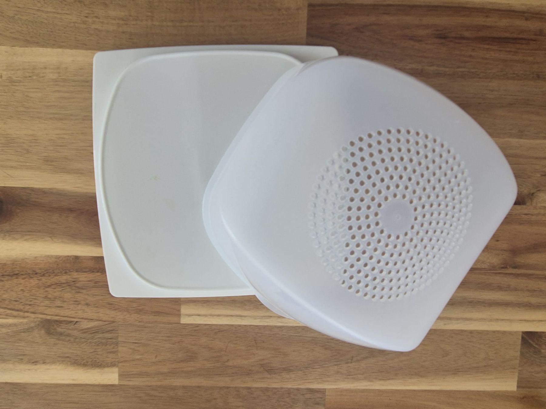 Tupperware Recipients et similaires: Boîte fromage Tupperware perforé 2 boîtes – Neuf (Voir description) à siviriez par Nessa1808