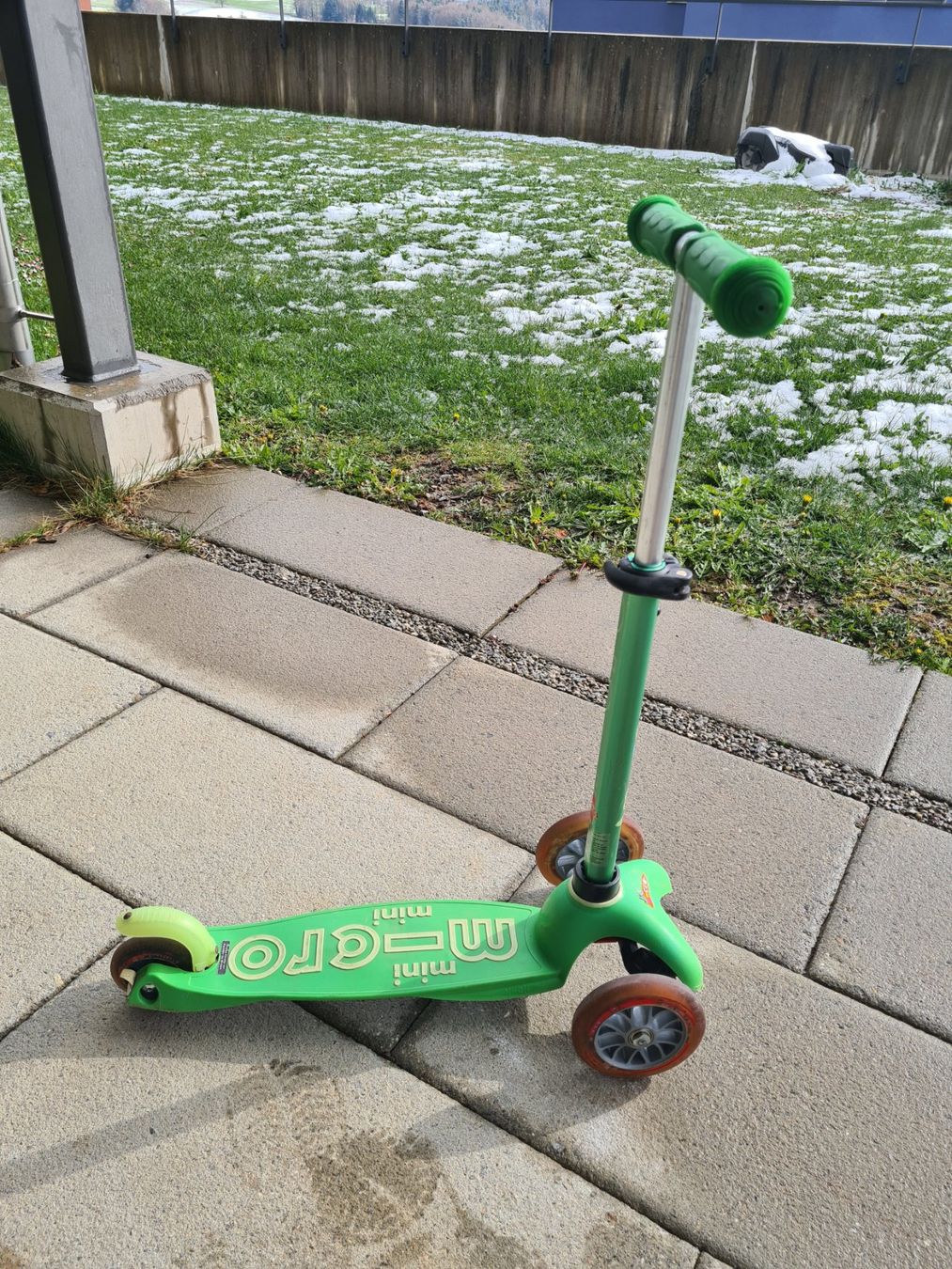 Micro Kickboard: Mini Micro Deluxe Scooter Grün – Usato da Zumikon venduto da daryona