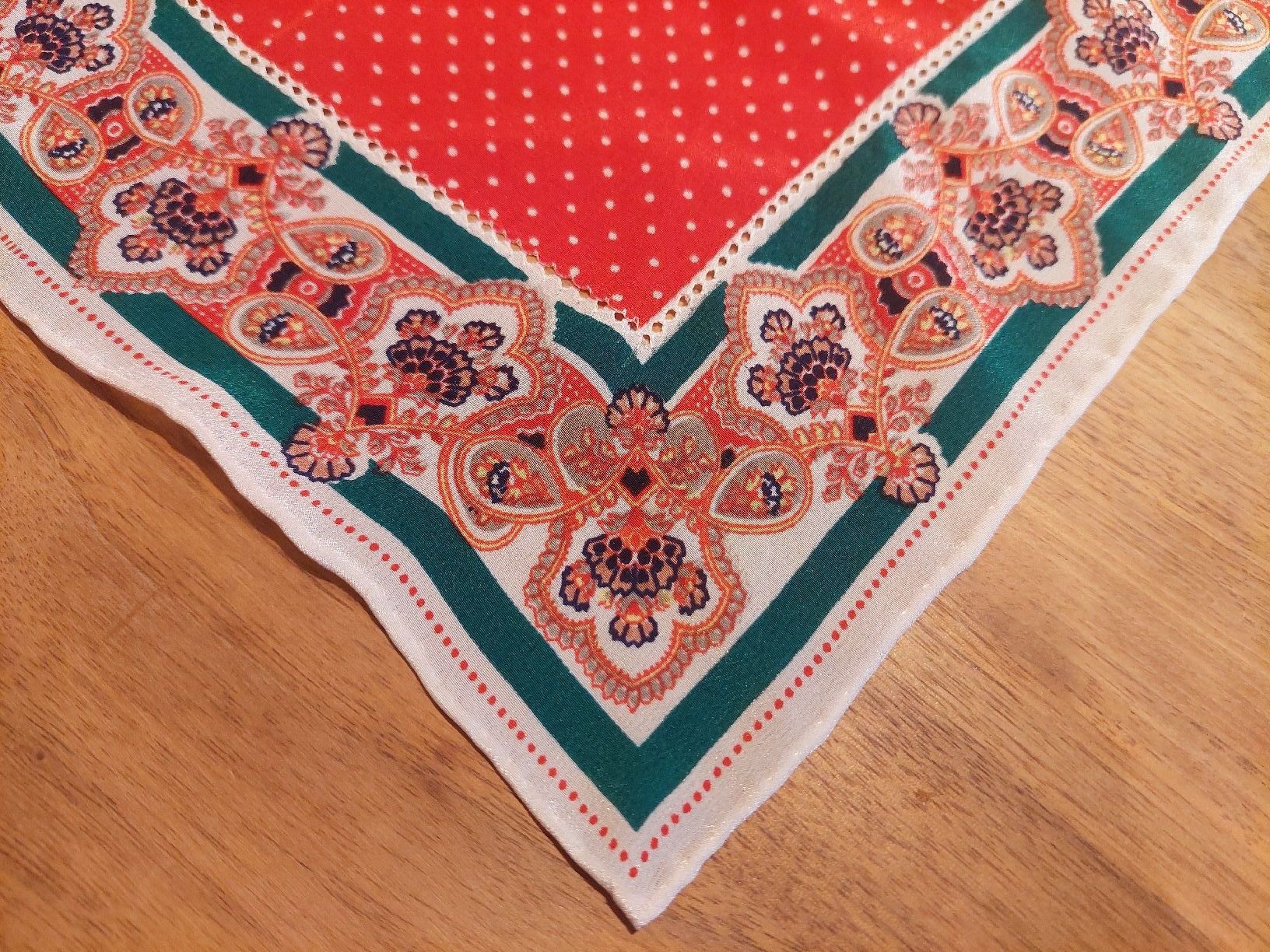 Foulard & Sciarpe: Seidentuch mit besonderem Lochmuster – Usato da Brunnen venduto da Livianda 1