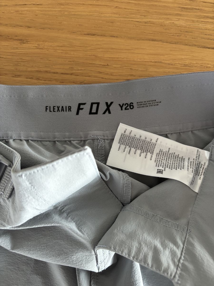 Fox Pantaloni: Kinder FOX Flexair Y26 Shorts grau – Usato da Langnau am Albis venduto da Ler 2