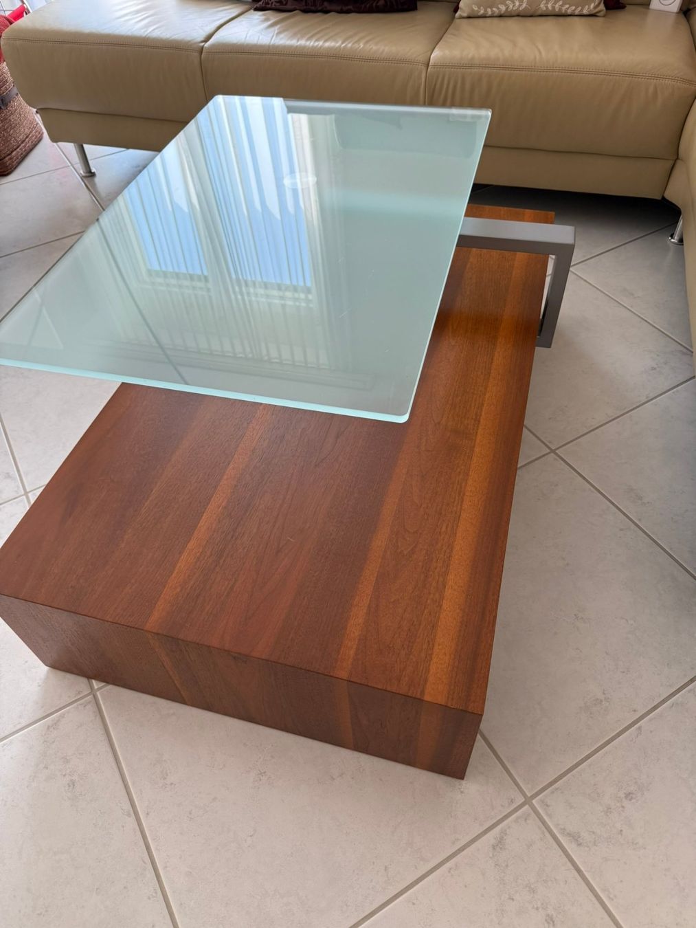 Tavoli: Moderner Couchtisch mit drehbarer Glasplatte – Usato da Staufen venduto da diedo 1