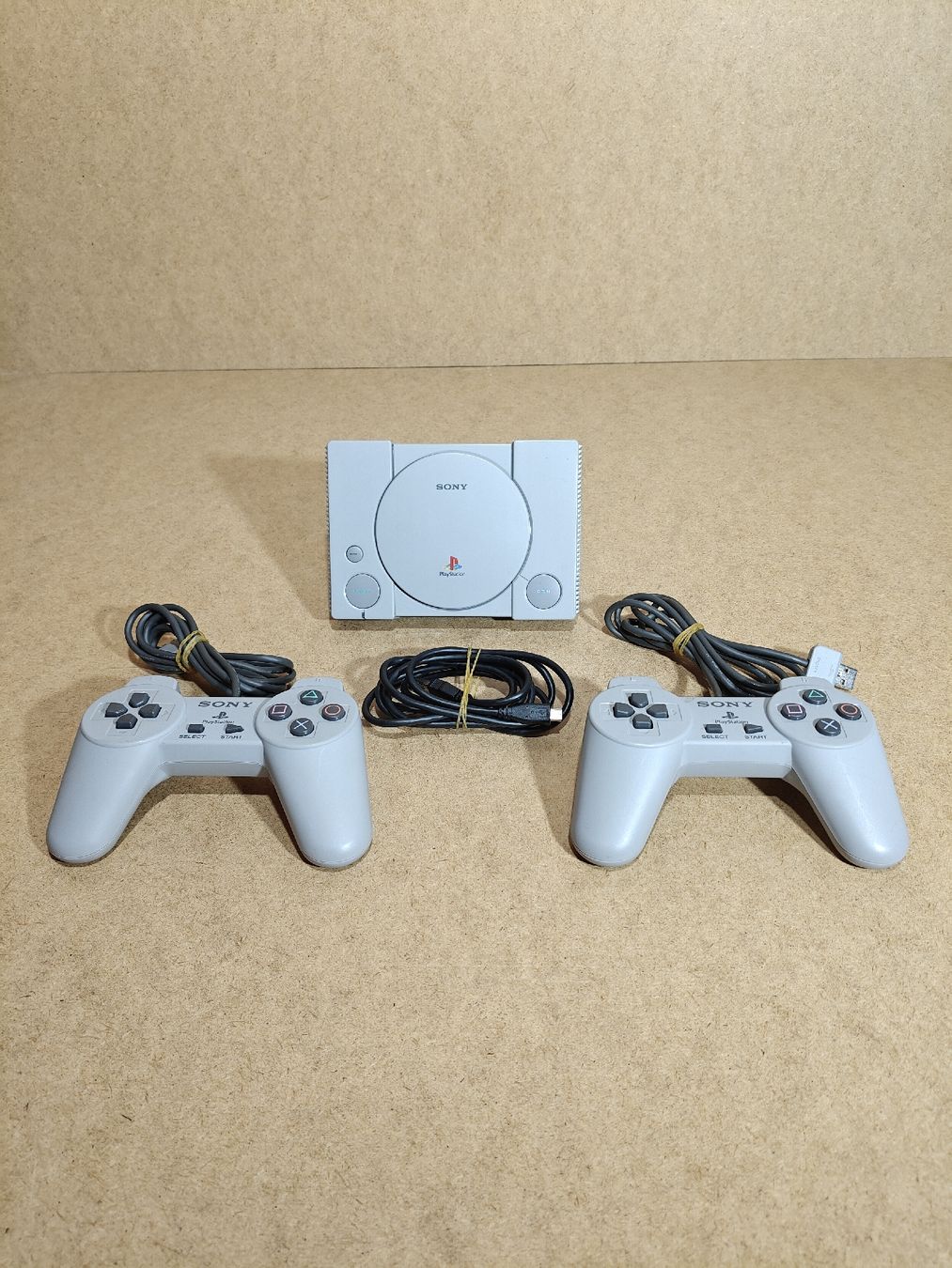 Sony Console: PlayStation classic mini Konsole mit 2 Controllern & Kabel – Usato da Luzern venduto da MWi_9xw5