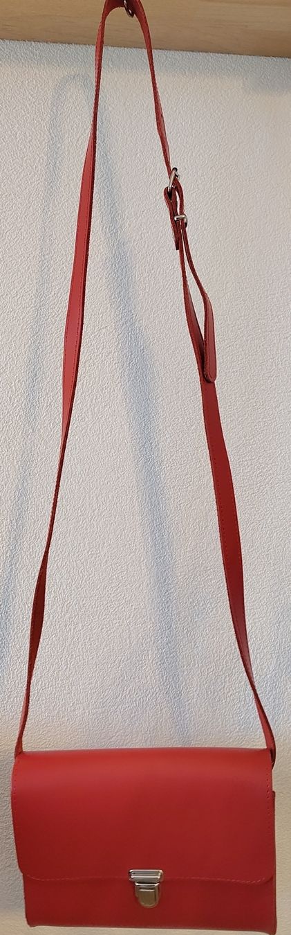 Borse: Rote Damen Handtasche aus Leder mit Schultergurt – Nuovo (secondo la descrizione) da Zürich venduto da Etterebdan 1