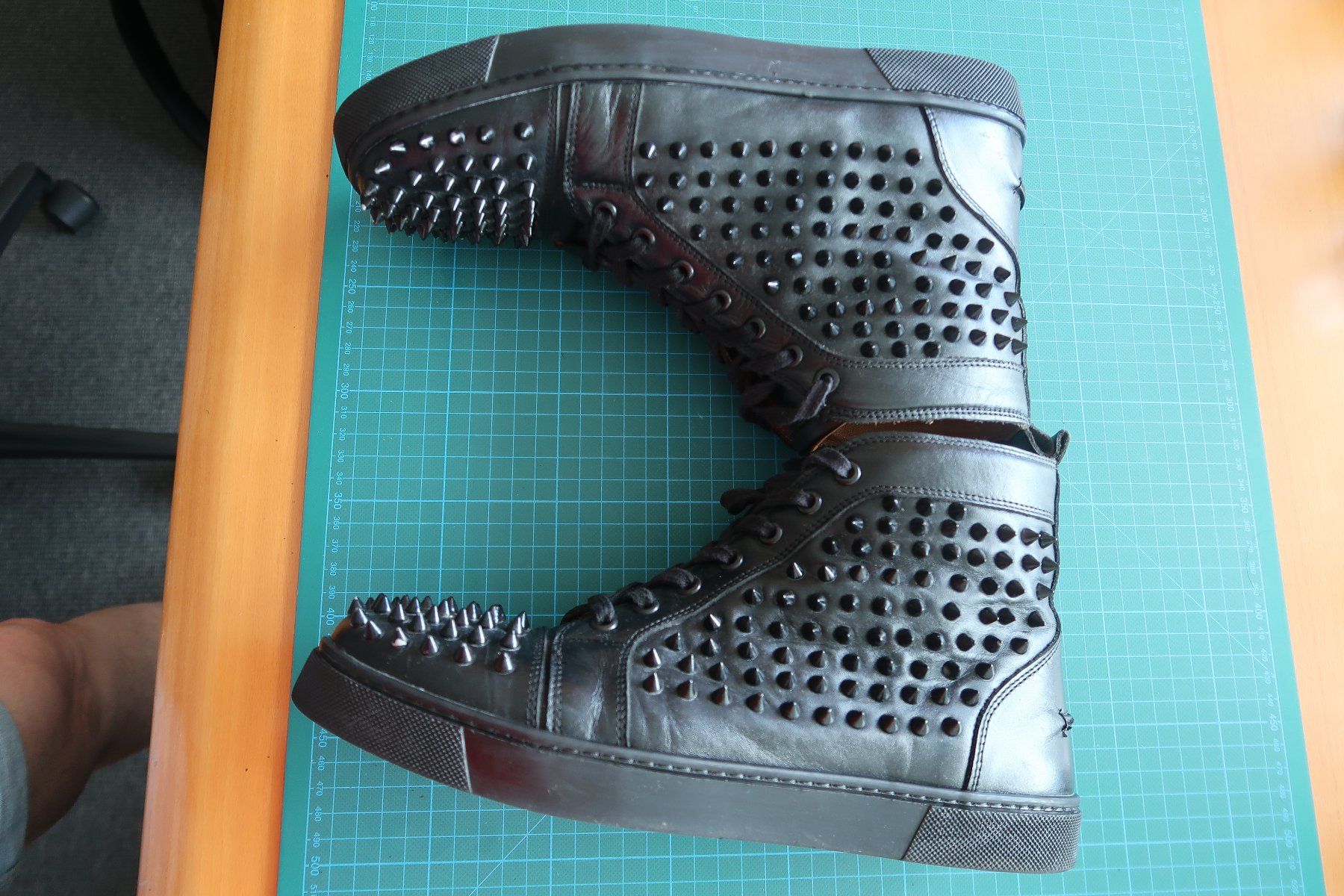 Christian Louboutin Chaussures hommes: Louboutin Sneakers mit Spikes – D'occasion à Bottmingen par PeterGuyer 2