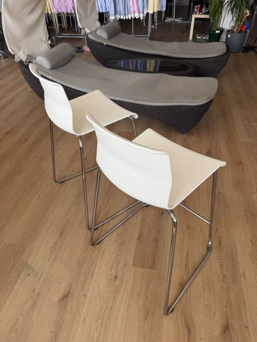 Chaises hautes: Bar chairs 2x White – Neuf (Voir description) à Lausanne par yan_6bmg