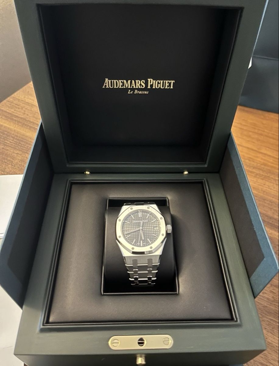 Audemars Piguet Uhren: Audemars Piguet Royal Oak UNWORN FULLSET – Neu und originalverpackt aus Basel von isa_9qrz