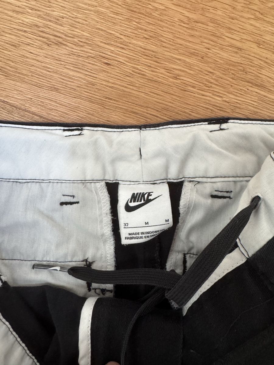 Nike Pantaloni: Pantalon Nike noir - Taille M – Usato da Le Mont-sur-Lausanne venduto da nat_kt2b 1