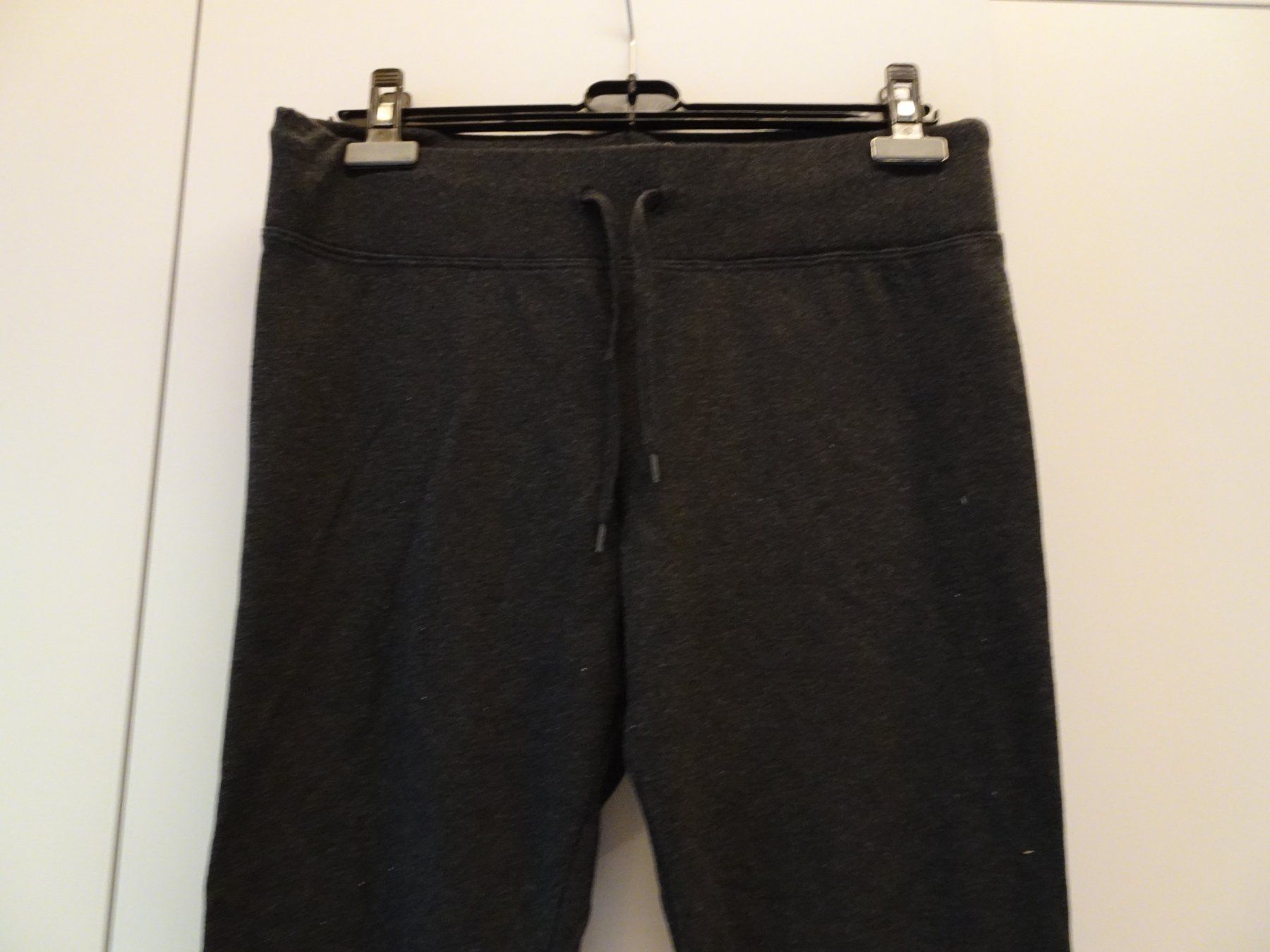 H&M Hosen: H&M Trainerhose dunkelgrau Gr. M - M372 – Gebraucht aus Küssnacht am Rigi von Good4Deckeli 2