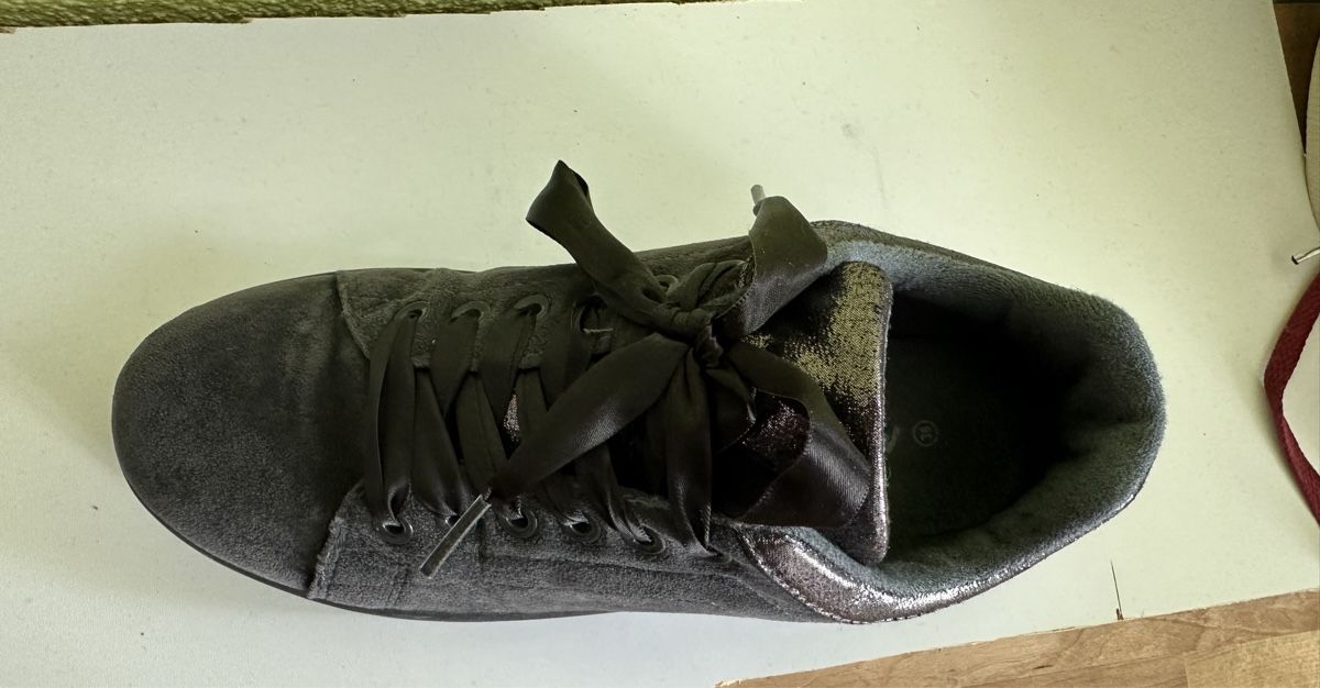 Damenschuhe: Sneackers gris cuir taille 36 – Gebraucht aus Düdingen von Yellow