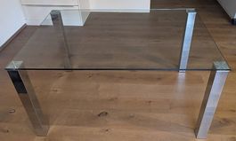 Glastisch mit Stühlen
