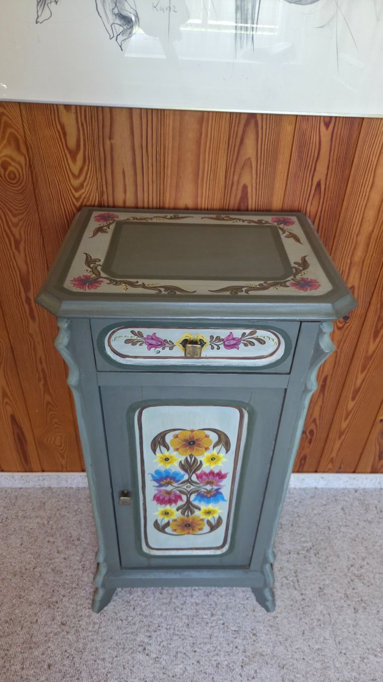 Armadi: Nachttisch bemalt mit Blumenmotiv – Usato da Zug venduto da Pat050 1