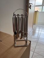 Küchenutensilien-Set aus Edelstahl mit Halterung