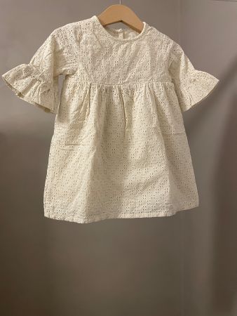 Tolles Sommerkleid mit Lochstickerei Gr. 86