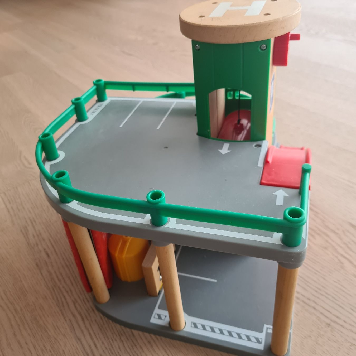 Brio Spielzeuge: BRIO Autogarage – Gebraucht aus Steinen von turbogeiss99 1