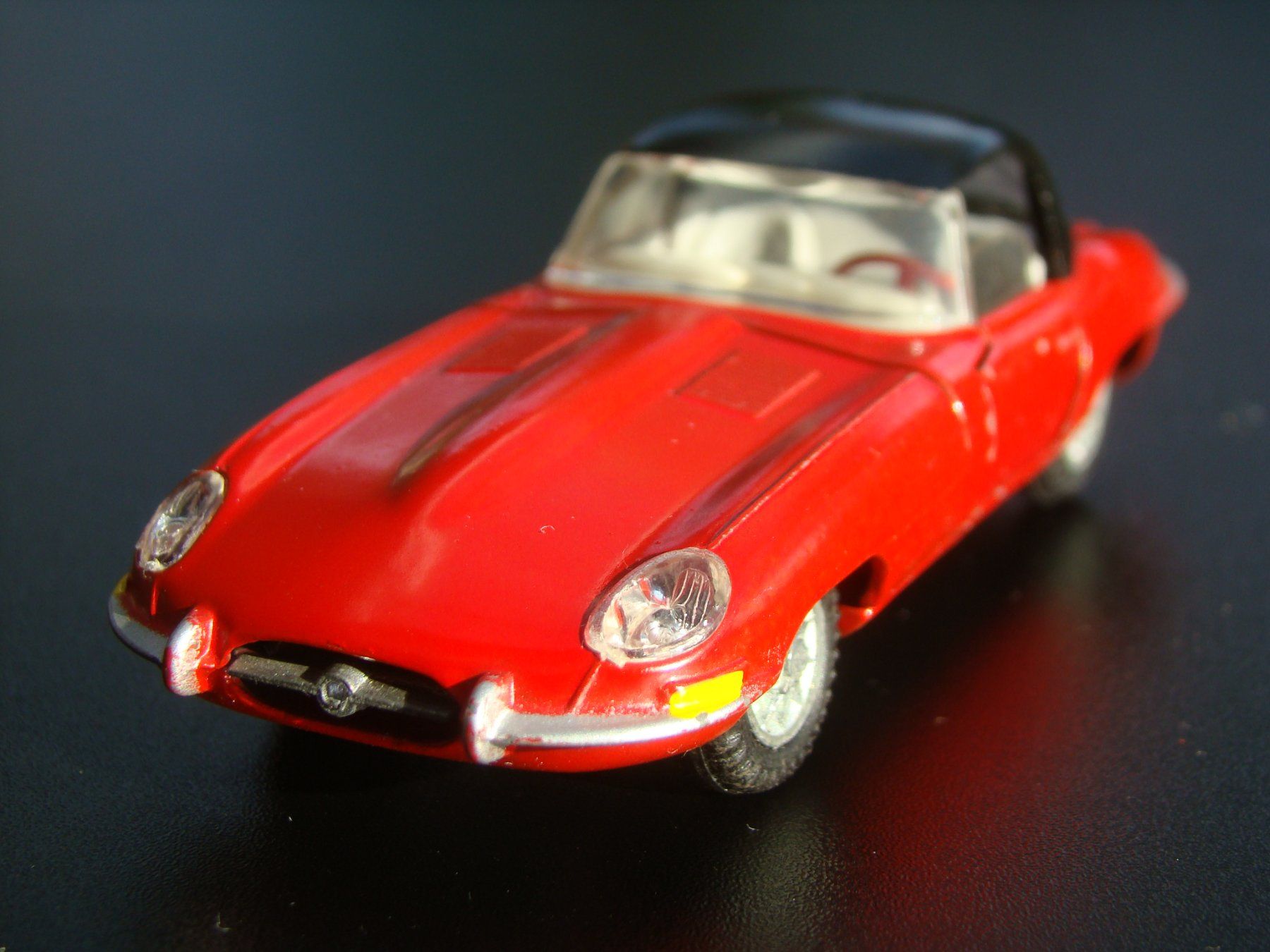 Dinky Toys Modellini d'auto: Kirk Tekno Jaguar Type E V12  rot schwarzes Verdeck rar – Usato da Walzenhausen venduto da Vanquish711 1