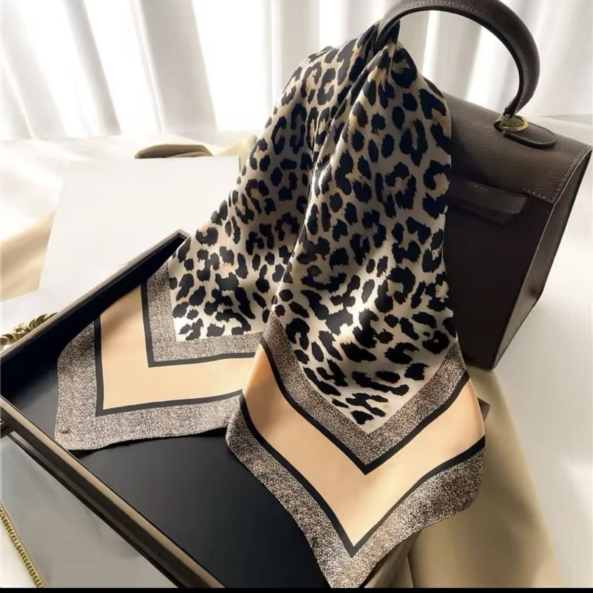 Foulard & Sciarpe: Stylish Leopard Print Satin Scarf 70x70cm – Nuovo e nell'imballaggio originale da Küsnacht ZH venduto da TrendyLuxuryJewelry 3