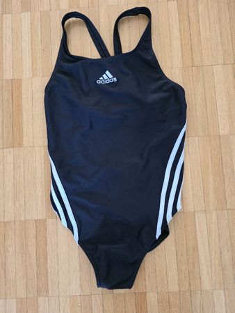 Schwarzer Adidas Badeanzug, ideal für den Sommer!