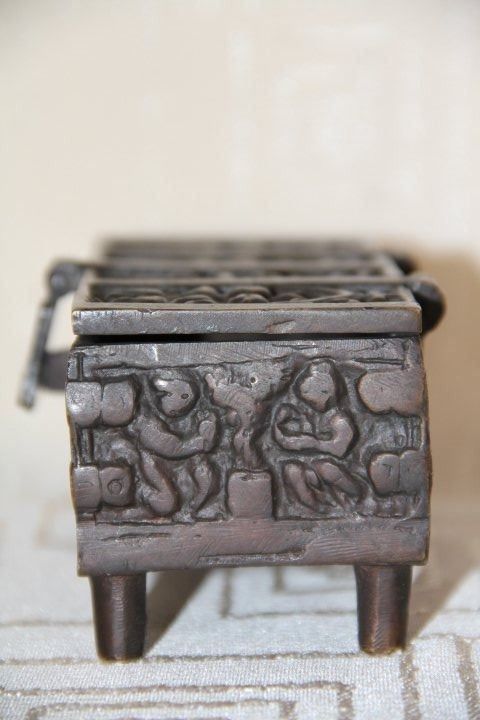 Cassapanche: Antique  coffret en bronze . – Usato da Praz (Vully) venduto da pikuluka1 5