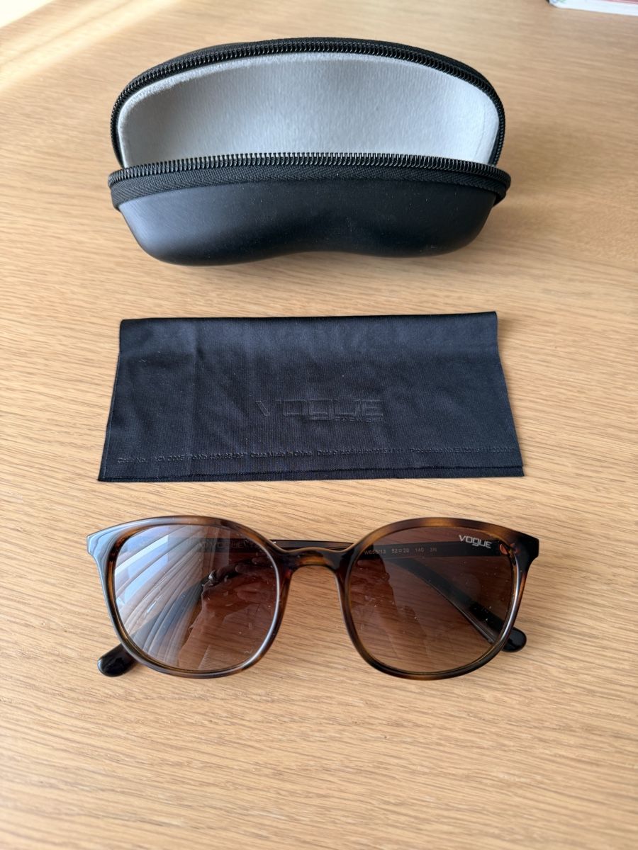 Vogue Brillen & Gläser: Vogue Sonnenbrillen – Gebraucht aus Luzern von Nat.B 1