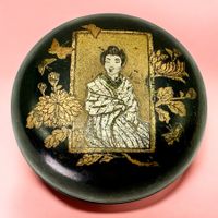 Boîte laquée japonaise antique, décor floral, dorée, Geisha