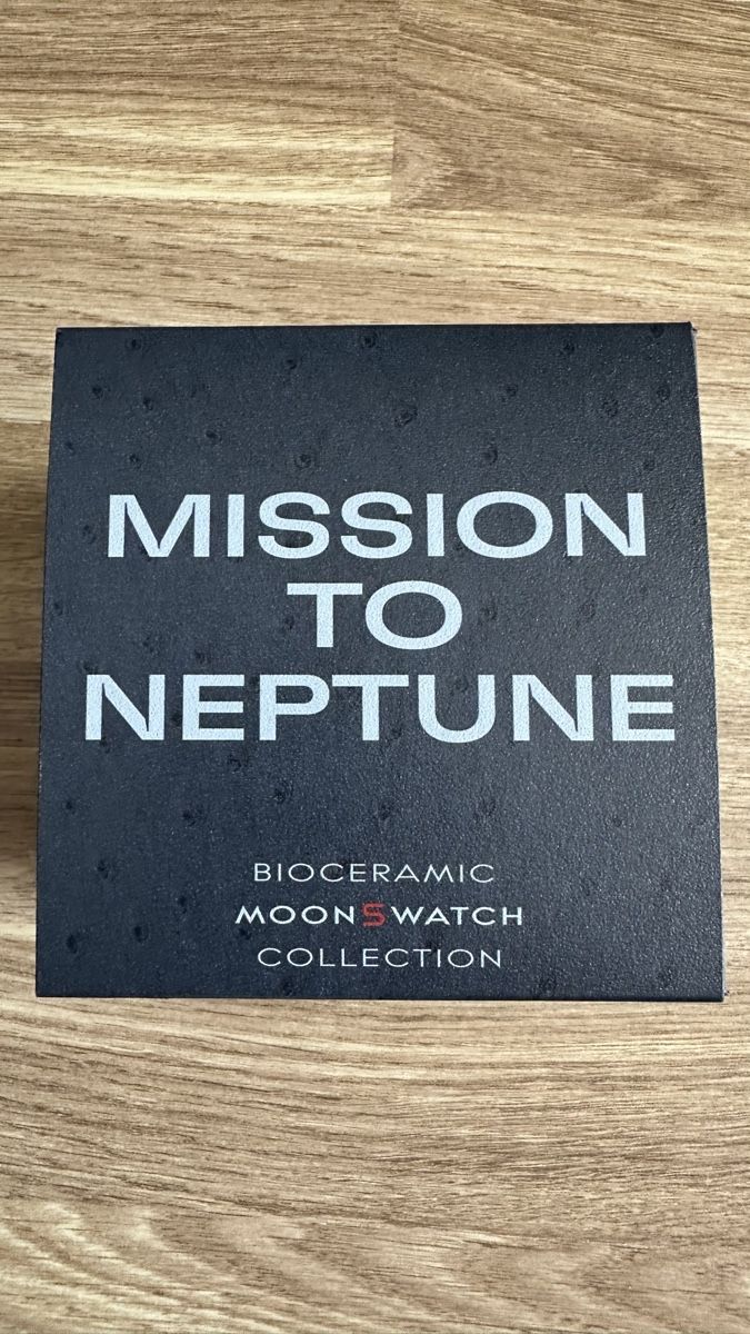 Swatch Orologi: Moonswatch "Mission to Neptune Ostrich" neuve. – Nuovo e nell'imballaggio originale da Rudolfstetten venduto da Bibifric